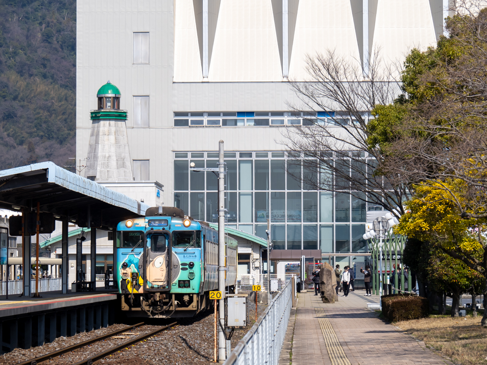 鬼太郎列車が境港駅に停車している様子を駅前から見る