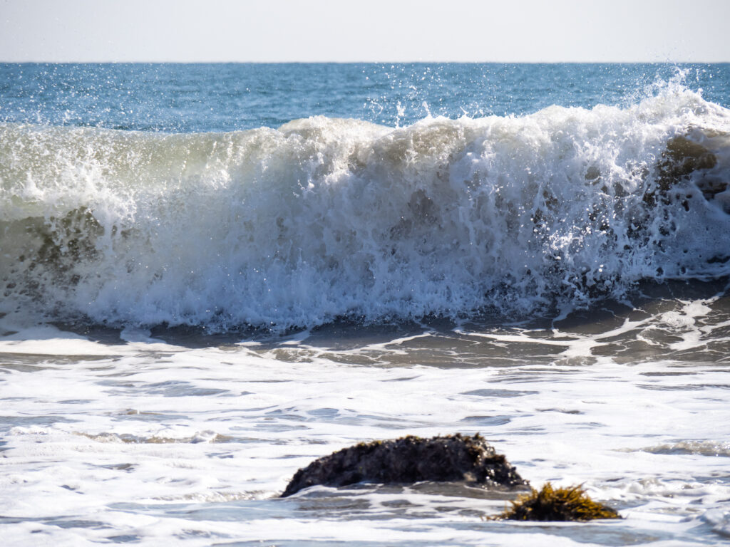 恋路ヶ浜に打ち寄せる大きな波