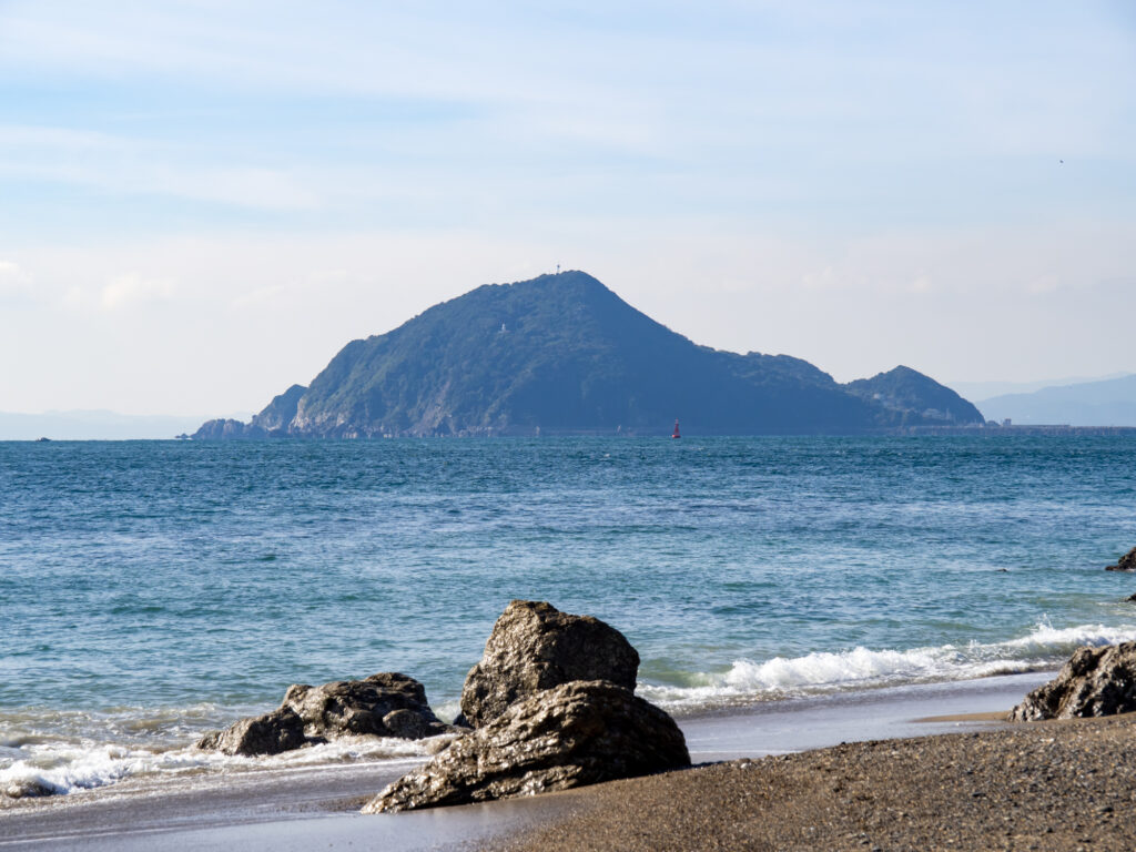 恋路ヶ浜から神島を見る