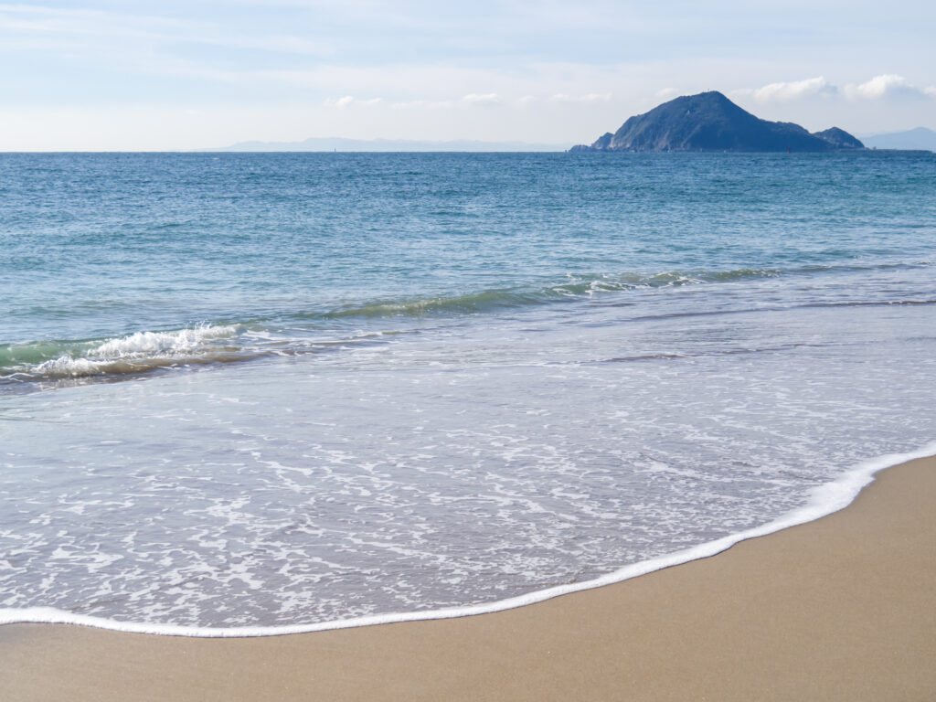 恋路ヶ浜と神島の風景